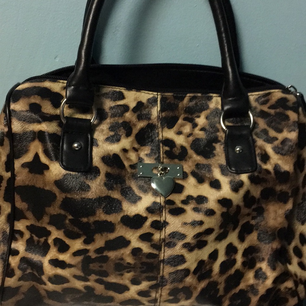 Dave & Deb Women’s Leopard Print Shoulder Bag